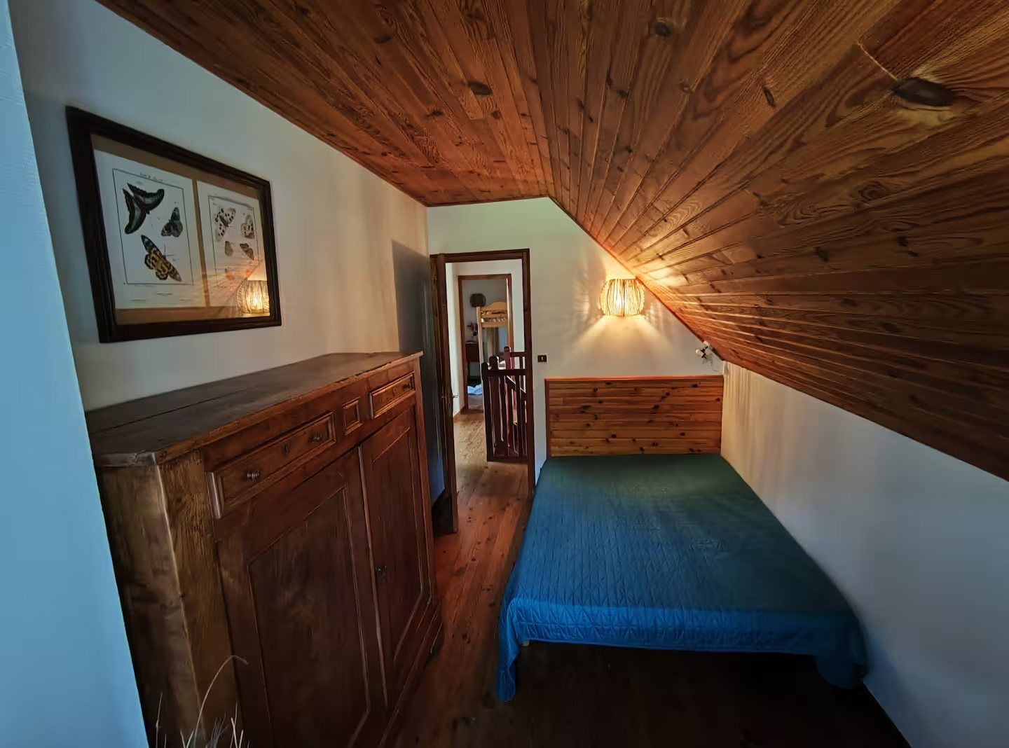 La chambre au lit bleu sous les combles